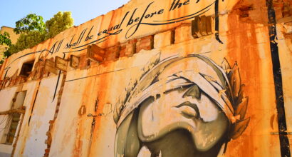 "All shall be equal before the law: justice graffiti in Cape Town, South Africa", by Ben Sutherland (https://www.flickr.com/photos/bensutherland/8496877807). License CC BY 2.0