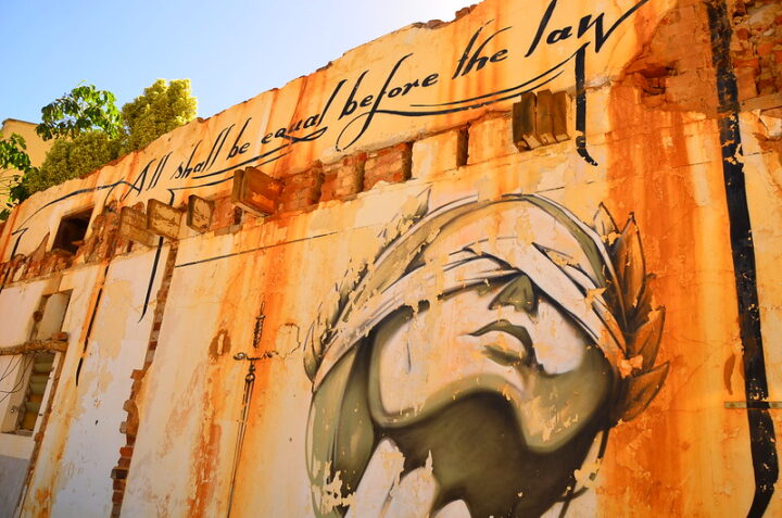 "All shall be equal before the law: justice graffiti in Cape Town, South Africa", by Ben Sutherland (https://www.flickr.com/photos/bensutherland/8496877807). License CC BY 2.0