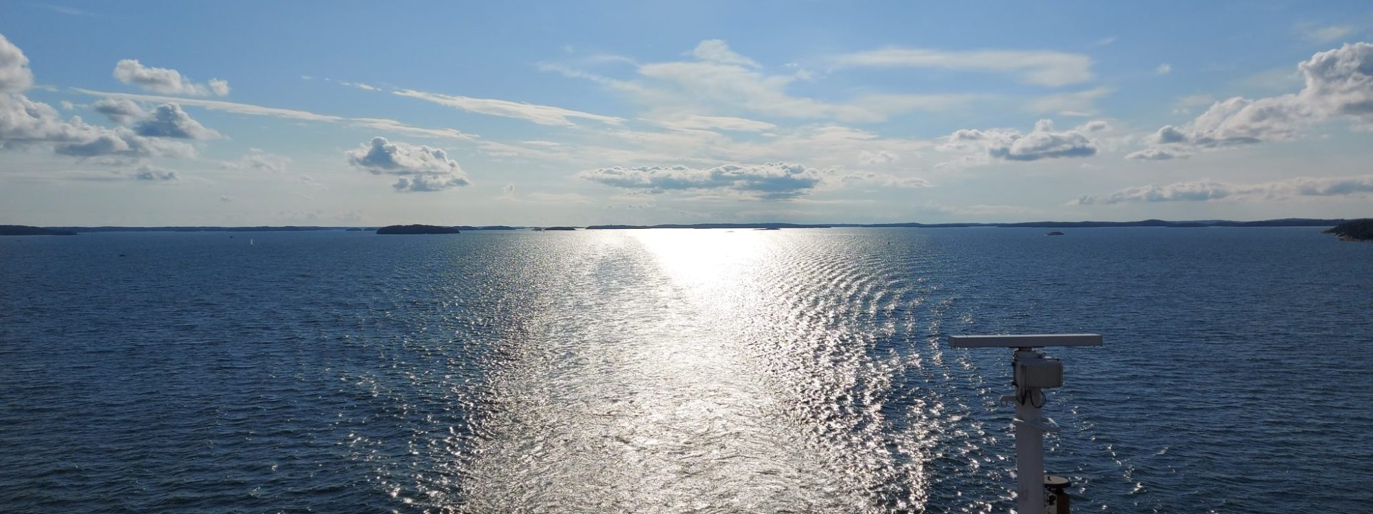 Aava aurinkoinen meri kuvattuna laivan takakannelta