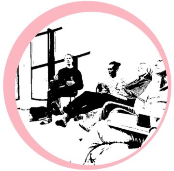 Mustavalkoinen viivapiirros seminaarissa otetusta valokuvasta, jossa VideoFacilitation-ryhmän tutkijat istuvat katsomassa esitystä.