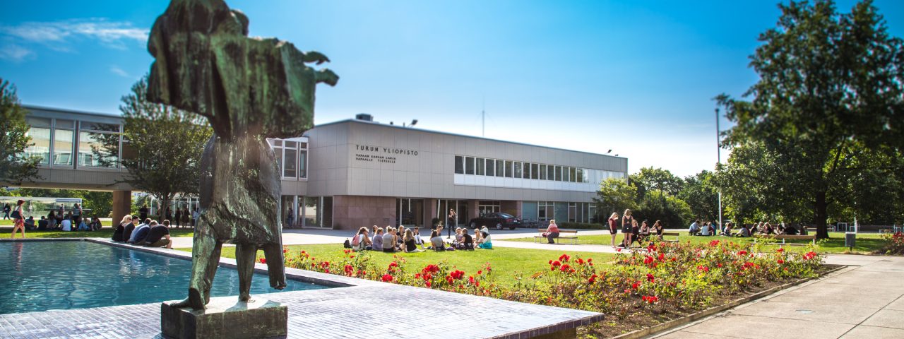 Bild av Åbo universitets huvudbyggnad på sommaren.