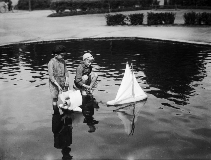 Lapset uittavat itse tehtyjä laivoja kahluualtaassa Hämeenpuistossa Tampereella vuonna 1930. Kuva: Veikko Kanninen, Vapriikin kuva-arkisto.