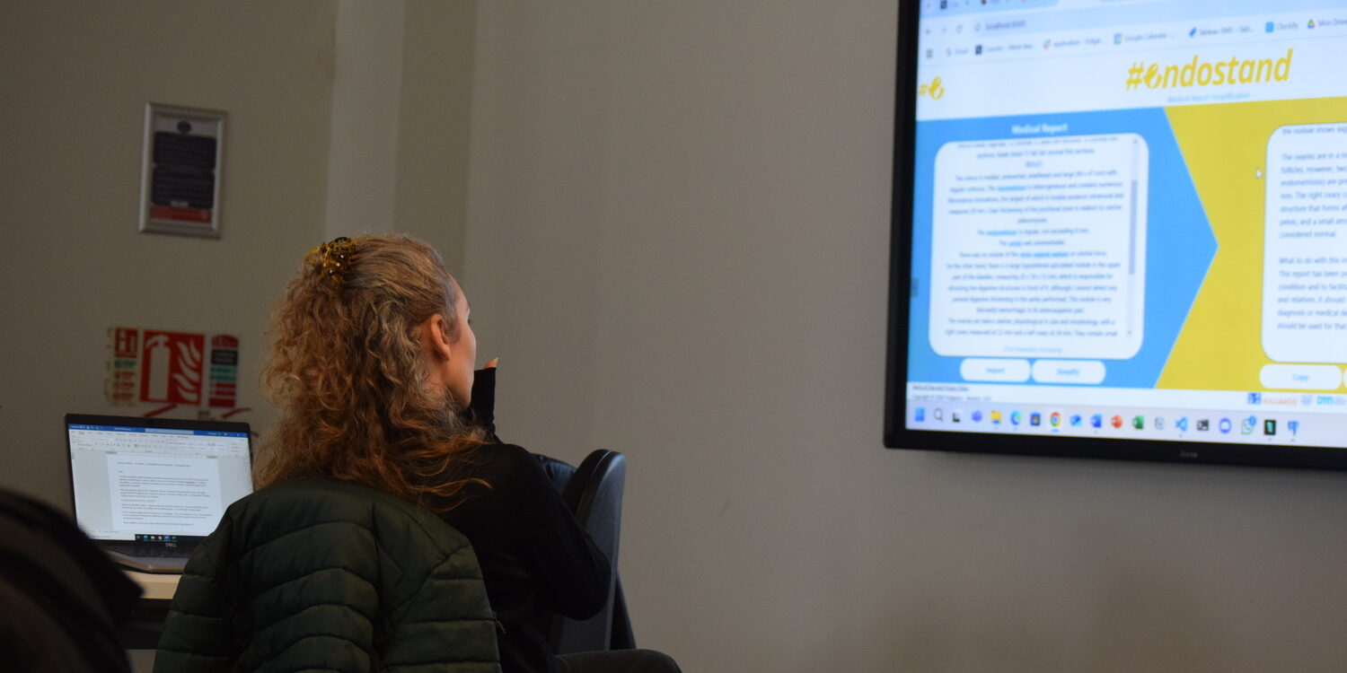 Nainen katsoo näyttöä, jossa Endostandin verkkoalustaa esitellään.