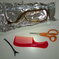 Kuvassa hiusnäytteen ottovälineet.