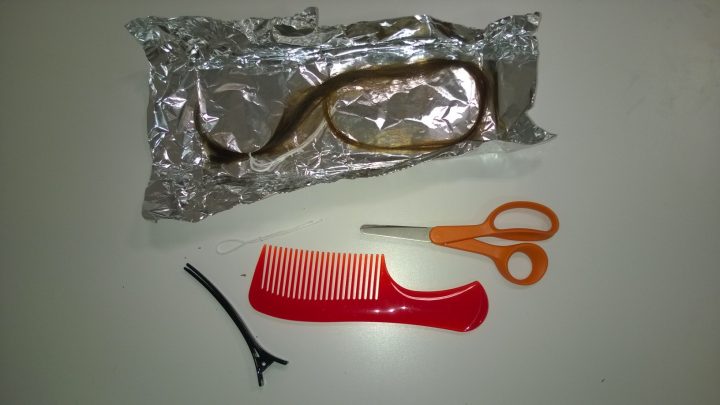 Kuvassa hiusnäytteen ottovälineet.