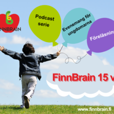 Kuvassa poika juoksee ja hänellä on kädessään ilmapalloja joissa tekstejä tapahtumista.