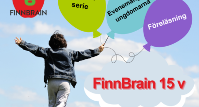 Kuvassa poika juoksee ja hänellä on kädessään ilmapalloja joissa tekstejä tapahtumista.