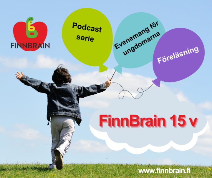 Kuvassa poika juoksee ja hänellä on kädessään ilmapalloja joissa tekstejä tapahtumista.