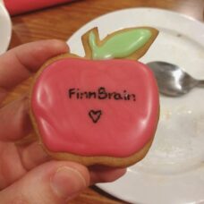 Omenan muotoinen joulupipari, jossa lukee FinnBrain.