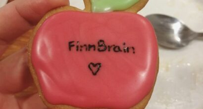 Omenan muotoinen joulupipari, jossa lukee FinnBrain.