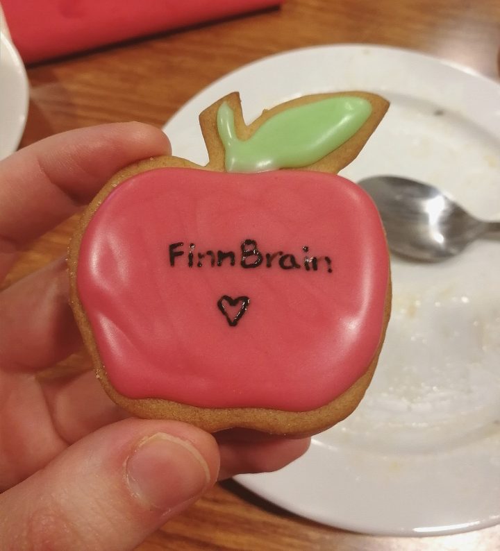 Omenan muotoinen joulupipari, jossa lukee FinnBrain.