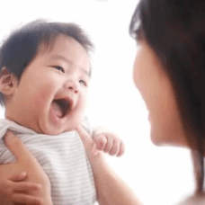 Äiti ja vauva kommunikoivat