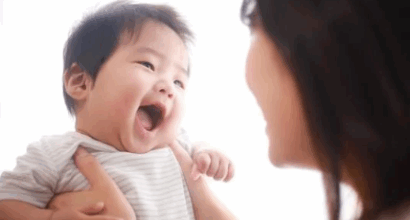 Äiti ja vauva kommunikoivat