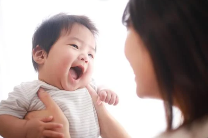 Äiti ja vauva kommunikoivat