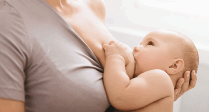 Kuvassa äiti imettää vauvaa