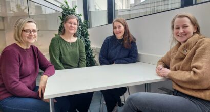 Kuvassa artikkelin kirjoittajat istuvat pöydän ääressä.