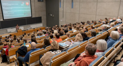 Kuva täydestä luentosalista