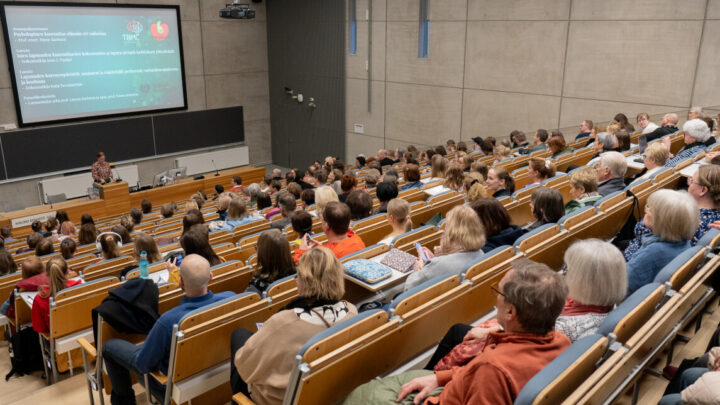 Kuva täydestä luentosalista