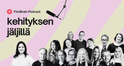 FinnBrain Podcastin mainoskuva: vaaleanpunaisella ja vaaleankeltaisella taustalla teksti 'FinnBrain Podcast – kehityksen jäljillä', ylhäällä roikkuva studiomikrofoni ja alareunassa rivissä useita mustavalkoisia juontajien ja asiantuntijoiden kasvokuvia.