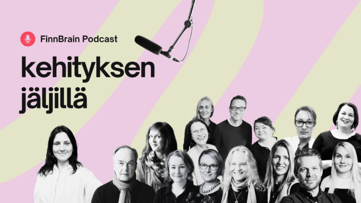FinnBrain Podcastin mainoskuva: vaaleanpunaisella ja vaaleankeltaisella taustalla teksti 'FinnBrain Podcast – kehityksen jäljillä', ylhäällä roikkuva studiomikrofoni ja alareunassa rivissä useita mustavalkoisia juontajien ja asiantuntijoiden kasvokuvia.