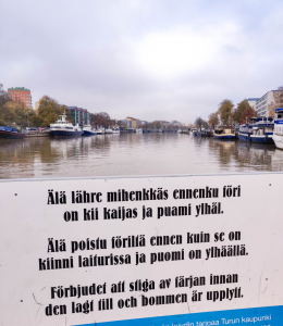 Kaupunkilautta Förin ohjeet on kirjoitettu useammalla kielellä.
