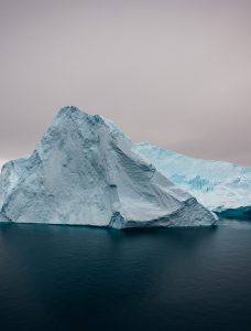 Jäävuoren huippu tyynellä merellä