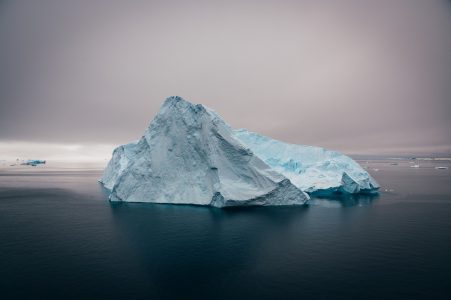 Jäävuoren huippu tyynellä merellä