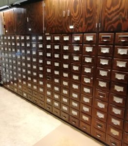 Vanha kortistolaatikko Suomalaisen Kirjallisuuden Seurassa