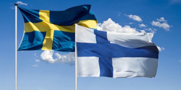 Ruotsin ja Suomen liput taivasta vasten