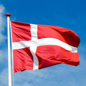 Tanskan lippu liehuu tuulessa
