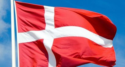 Tanskan lippu liehuu tuulessa
