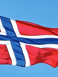 Norjan lippu liehuu tuulessa