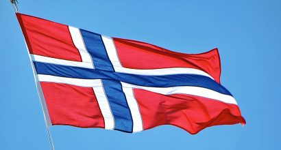 Norjan lippu liehuu tuulessa