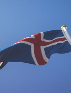 Islannin lippu liehuu tuulessa