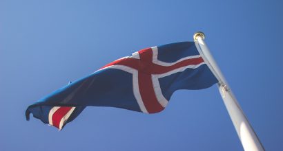 Islannin lippu liehuu tuulessa
