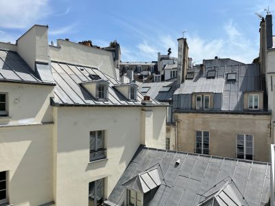 Pariisin kattojen yllä keväisenä päivänä