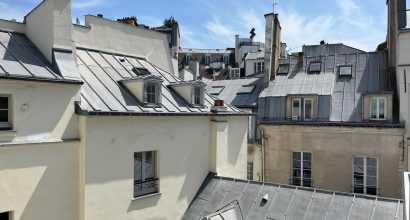 Pariisin kattojen yllä keväisenä päivänä