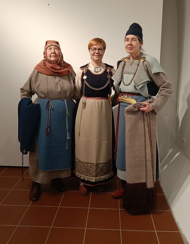 Muinaispukumuotia 1000- ja 1200-luvuilta esittelevät Kaija Pyykkö, Sirpa Huttunen ja Jaana Riikonen.