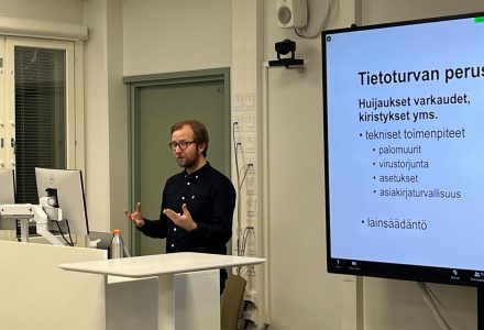 Ilmari Ivaska luennoi tietoturvakysymyksistä marraskuun koulutusjaksossa. Kuva: Susanna Mäkinen 
