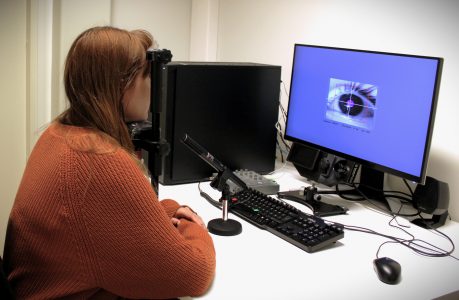 Ögonspårningstesterna i projektet MultiFluency genomförs med en ögonrörelsekamera vid Turku EyeLabs. Bild: Elina Lehtilä.