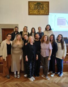 Kurssille osallistuneita opiskelijoita ja opettajat Salamancan yliopiston filologisen tiedekunnan päärakennuksen historiallisessa Aula Magna -salissa. 