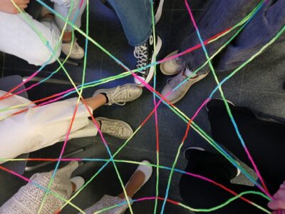 Opiskelijoiden kenkiä ja lankaa verkostomaisessa muodossa.