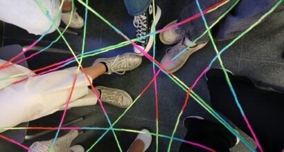Opiskelijoiden kenkiä ja lankaa verkostomaisessa muodossa.