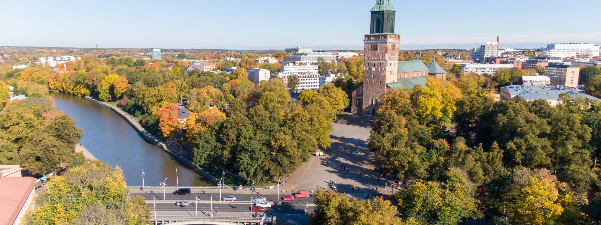 syksyinen ilmakuva Turun tuomiokirkosta ja Aurajoesta