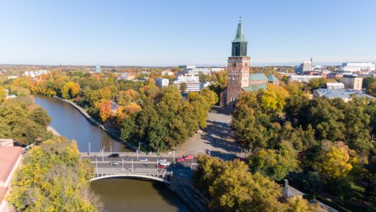 syksyinen ilmakuva Turun tuomiokirkosta ja Aurajoesta