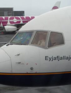 Icelandairin lentokone, jossa lukee nimi Eyjafjallajökull. Taustalla WOW Airin kone, jossa lukee "Going to Iceland?"