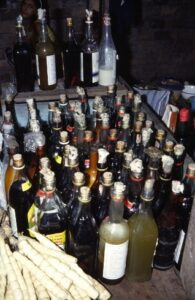 Paljon pulloja.
