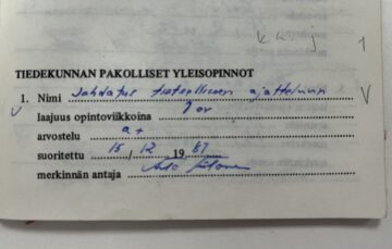 Kuva opintokirjan merkinnästä.