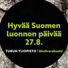 Hyvää Suomen luonnon päivää -teksti. Puunrunko taustalla.