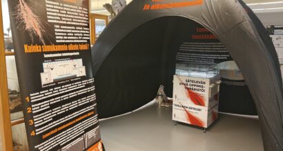 musta telttakatos jonka alla sumukamiolaite